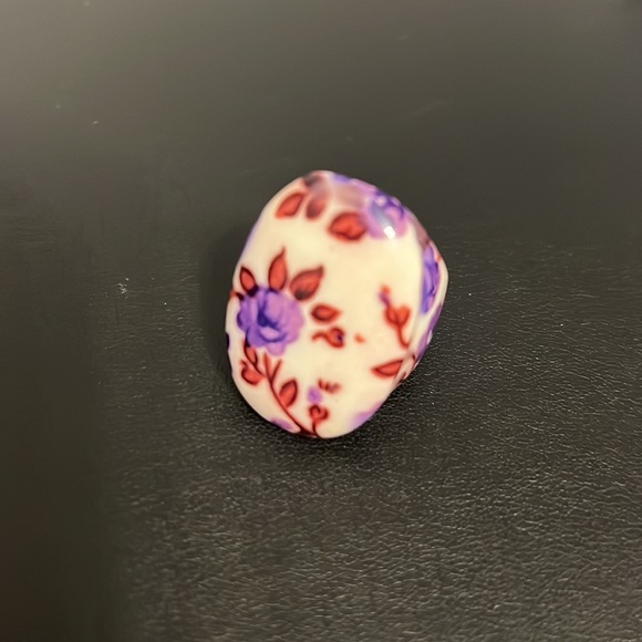 Vintage Plastic Lucite Ring, Floral, White, Purple, Boho, Retro, Size 7.75 - Picture 5 of 7